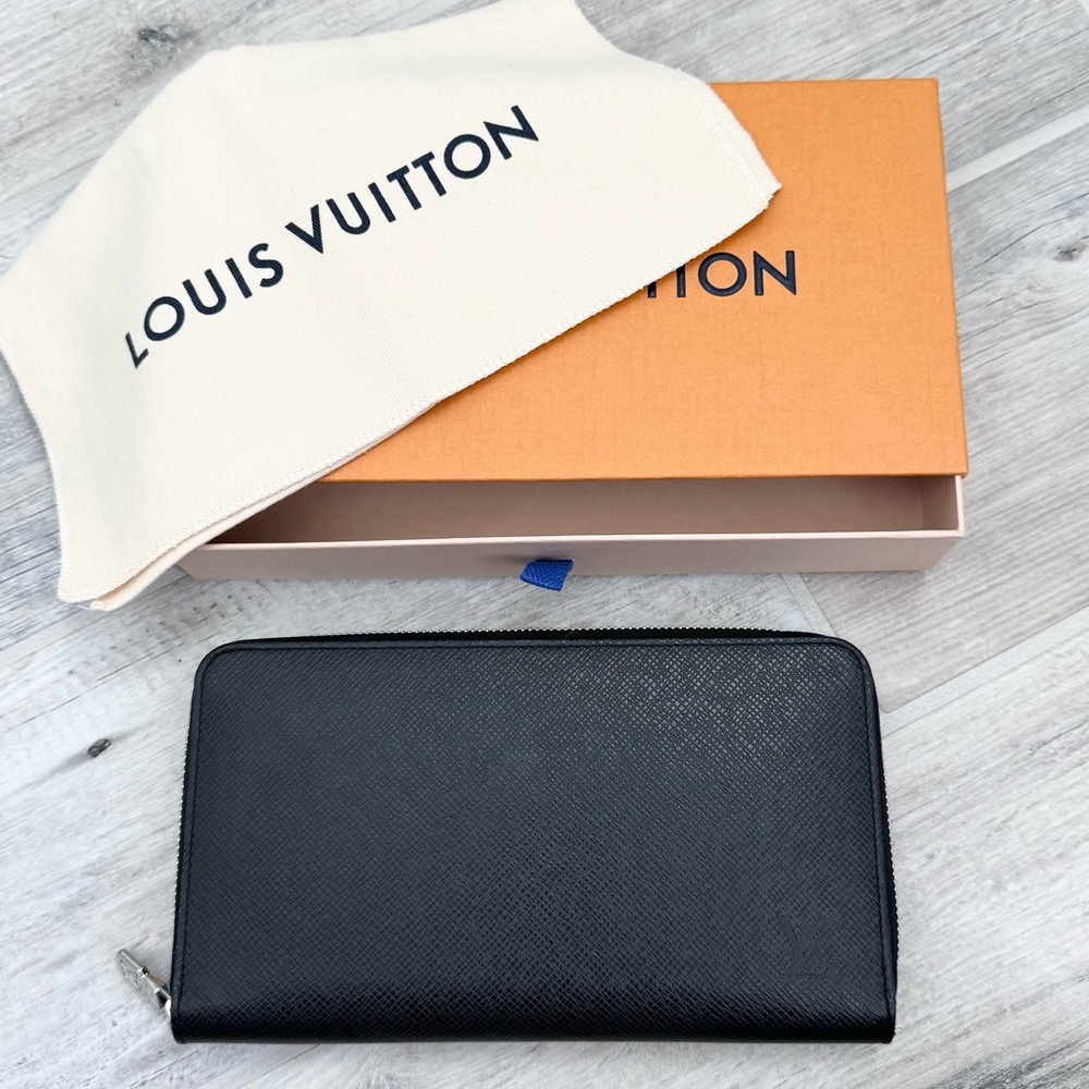 Louis Vuitton Black Taiga Leather Organizer Wallet